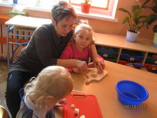 Grafika #1: Sałatka owocowa w wykonaniu maluszków 2013.10.04