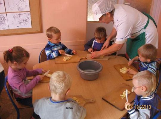 Grafika #2: Sałatka owocowa w wykonaniu maluszków 2013.10.04