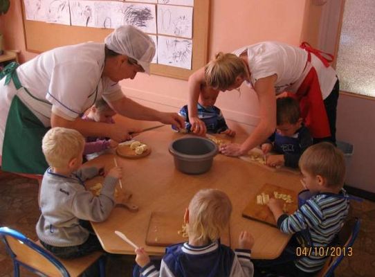 Grafika #3: Sałatka owocowa w wykonaniu maluszków 2013.10.04