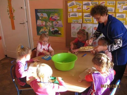 Grafika #4: Sałatka owocowa w wykonaniu maluszków 2013.10.04