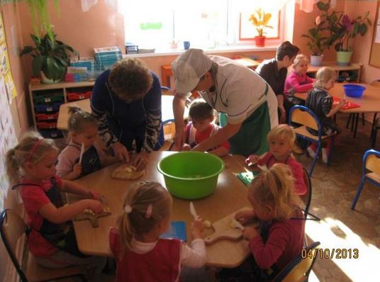 Grafika #5: Sałatka owocowa w wykonaniu maluszków 2013.10.04