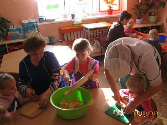 Grafika #6: Sałatka owocowa w wykonaniu maluszków 2013.10.04