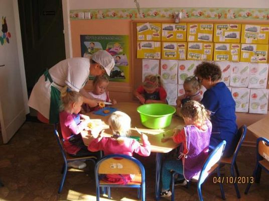 Grafika #7: Sałatka owocowa w wykonaniu maluszków 2013.10.04