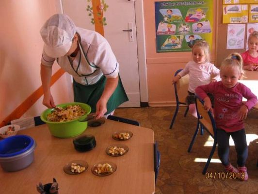 Grafika #8: Sałatka owocowa w wykonaniu maluszków 2013.10.04