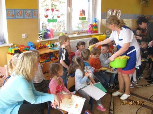 Grafika #12: Przedszkolny konkurs plastyczny Wiem co jem, Wybieram zdrowie 2013-04-23