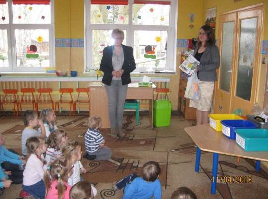 Grafika #0: Przedszkolaki uczą się segregować śmieci 2013-04-11