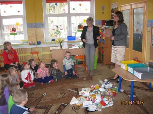 Grafika #9: Przedszkolaki uczą się segregować śmieci 2013-04-11