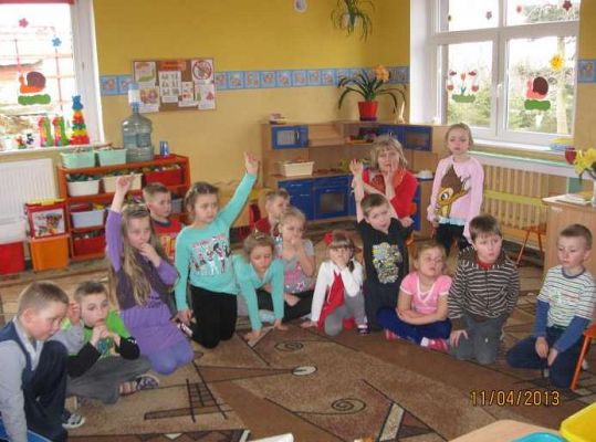 Grafika #10: Przedszkolaki uczą się segregować śmieci 2013-04-11