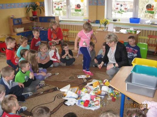 Grafika #11: Przedszkolaki uczą się segregować śmieci 2013-04-11