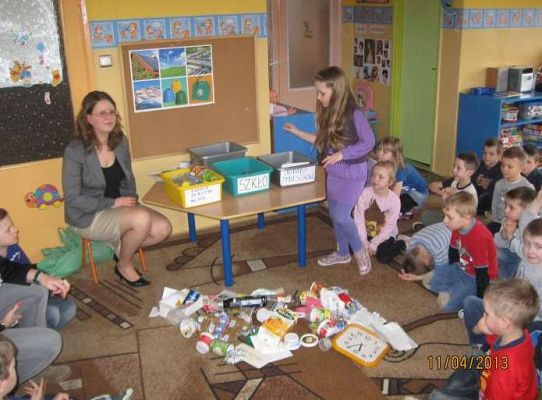 Grafika #12: Przedszkolaki uczą się segregować śmieci 2013-04-11