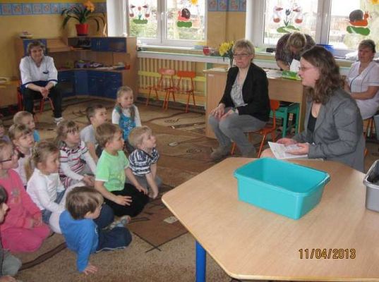 Grafika #1: Przedszkolaki uczą się segregować śmieci 2013-04-11