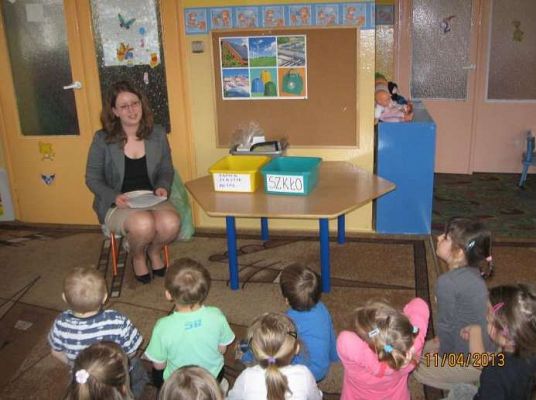 Grafika #2: Przedszkolaki uczą się segregować śmieci 2013-04-11