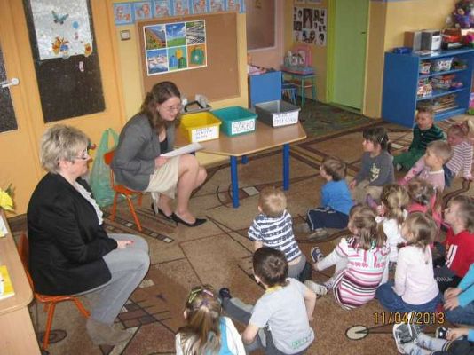 Grafika #3: Przedszkolaki uczą się segregować śmieci 2013-04-11