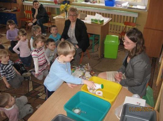 Grafika #4: Przedszkolaki uczą się segregować śmieci 2013-04-11