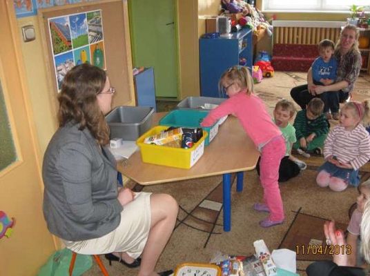 Grafika #5: Przedszkolaki uczą się segregować śmieci 2013-04-11