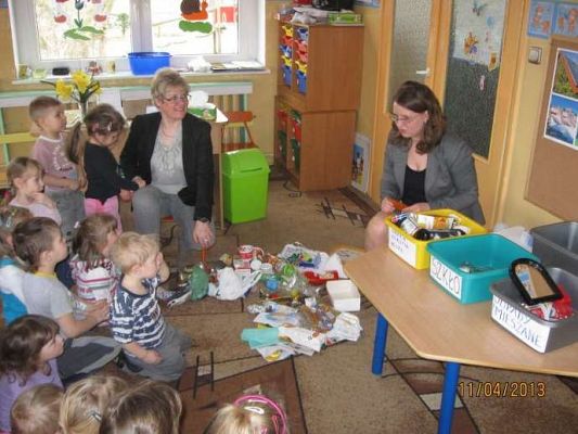 Grafika #7: Przedszkolaki uczą się segregować śmieci 2013-04-11