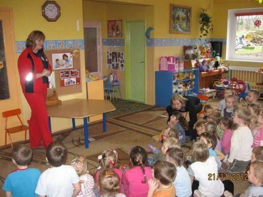 Grafika #1: Pani pielęgniarka w przedszkolu 2012-11-21