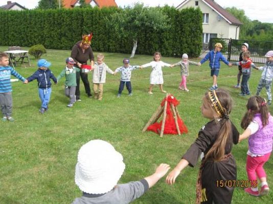 Grafika #11: Pobyt przedszkolaków w wiosce indiańskiej