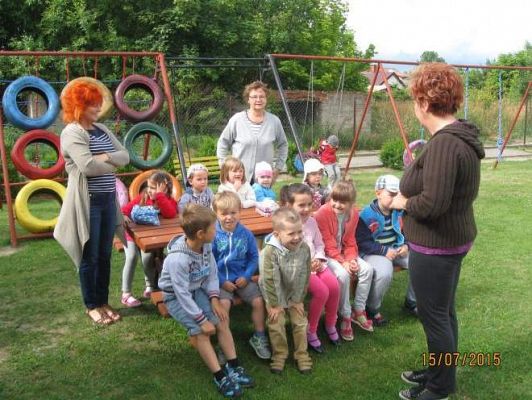 Grafika #1: Pobyt przedszkolaków w wiosce indiańskiej