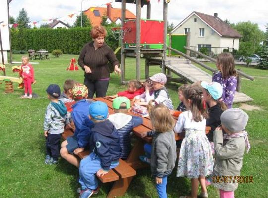 Grafika #2: Pobyt przedszkolaków w wiosce indiańskiej