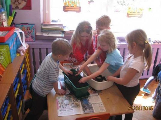 Grafika #6: Mali ogrodnicy 