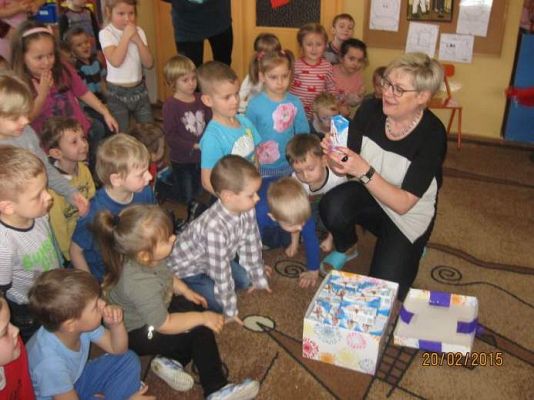 Grafika #13: Przedstawienie profilaktyczne o myciu zębów.