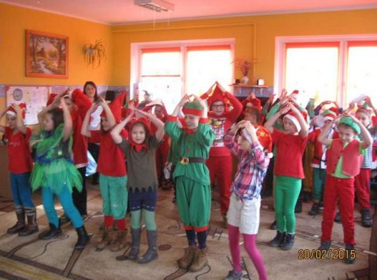 Grafika #3: Przedstawienie profilaktyczne o myciu zębów.