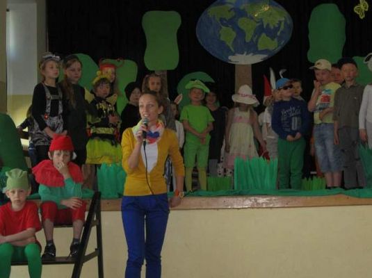 Grafika #0: Przedstawienie ekologiczne w wykonaniu klas pierwszych szkoły podstawowej w Wicku 2014.04.2014