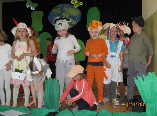 Grafika #9: Przedstawienie ekologiczne w wykonaniu klas pierwszych szkoły podstawowej w Wicku 2014.04.2014