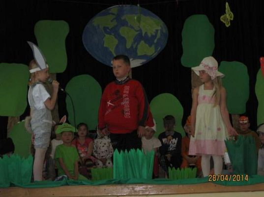 Grafika #3: Przedstawienie ekologiczne w wykonaniu klas pierwszych szkoły podstawowej w Wicku 2014.04.2014