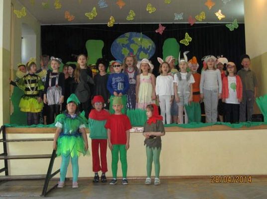Grafika #4: Przedstawienie ekologiczne w wykonaniu klas pierwszych szkoły podstawowej w Wicku 2014.04.2014