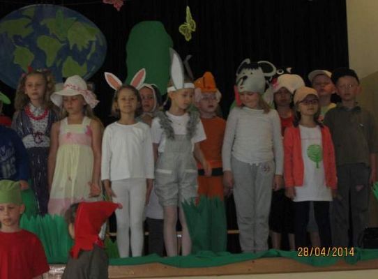 Grafika #5: Przedstawienie ekologiczne w wykonaniu klas pierwszych szkoły podstawowej w Wicku 2014.04.2014