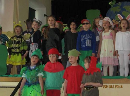 Grafika #6: Przedstawienie ekologiczne w wykonaniu klas pierwszych szkoły podstawowej w Wicku 2014.04.2014