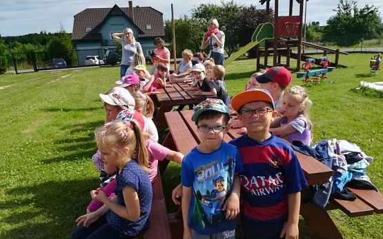 Grafika #0: Wspólna zabawa przedszkolaków w Przedszkolu Ewa w Charbrowie