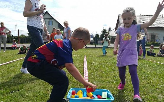 Grafika #9: Wspólna zabawa przedszkolaków w Przedszkolu Ewa w Charbrowie