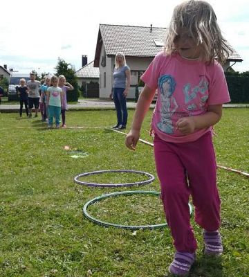 Grafika #10: Wspólna zabawa przedszkolaków w Przedszkolu Ewa w Charbrowie