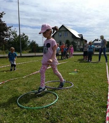 Grafika #11: Wspólna zabawa przedszkolaków w Przedszkolu Ewa w Charbrowie