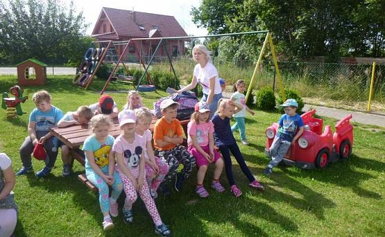 Grafika #12: Wspólna zabawa przedszkolaków w Przedszkolu Ewa w Charbrowie