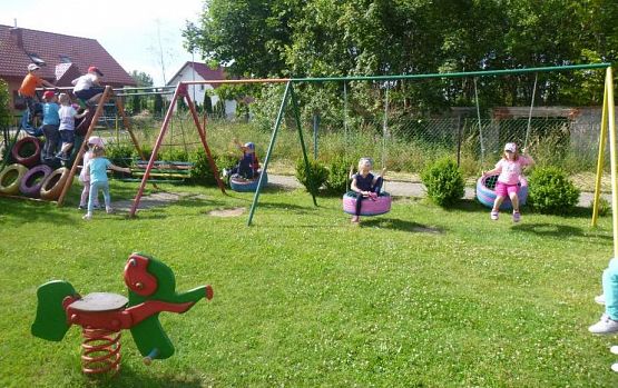 Grafika #13: Wspólna zabawa przedszkolaków w Przedszkolu Ewa w Charbrowie