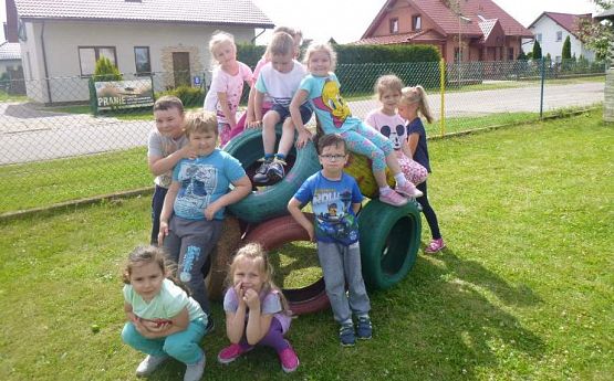 Grafika #14: Wspólna zabawa przedszkolaków w Przedszkolu Ewa w Charbrowie