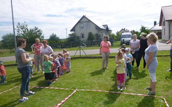 Grafika #15: Wspólna zabawa przedszkolaków w Przedszkolu Ewa w Charbrowie