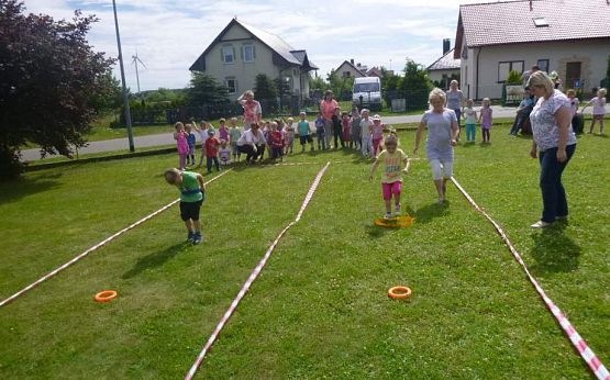 Grafika #16: Wspólna zabawa przedszkolaków w Przedszkolu Ewa w Charbrowie