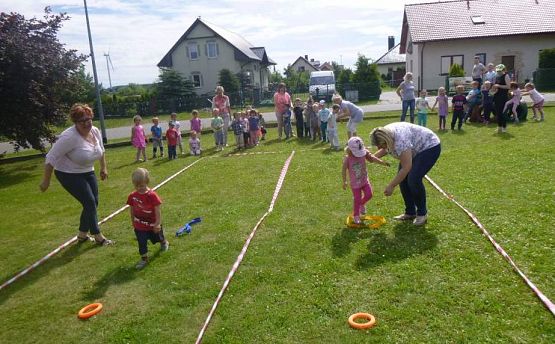 Grafika #17: Wspólna zabawa przedszkolaków w Przedszkolu Ewa w Charbrowie