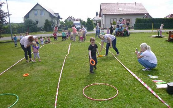 Grafika #18: Wspólna zabawa przedszkolaków w Przedszkolu Ewa w Charbrowie
