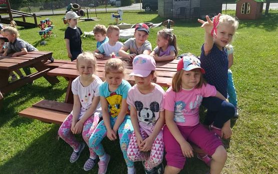 Grafika #1: Wspólna zabawa przedszkolaków w Przedszkolu Ewa w Charbrowie