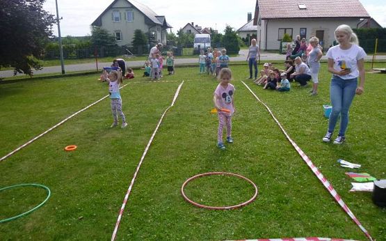 Grafika #19: Wspólna zabawa przedszkolaków w Przedszkolu Ewa w Charbrowie