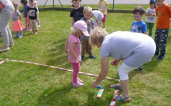 Grafika #21: Wspólna zabawa przedszkolaków w Przedszkolu Ewa w Charbrowie