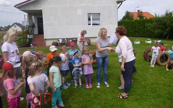 Grafika #22: Wspólna zabawa przedszkolaków w Przedszkolu Ewa w Charbrowie