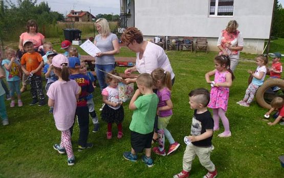 Grafika #23: Wspólna zabawa przedszkolaków w Przedszkolu Ewa w Charbrowie