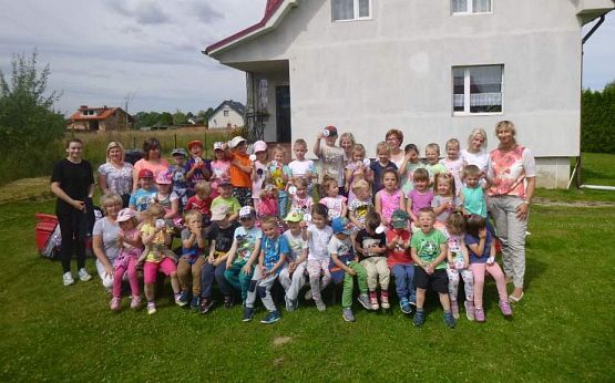 Grafika #24: Wspólna zabawa przedszkolaków w Przedszkolu Ewa w Charbrowie